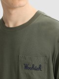 Woolrich EMBOSSED LOGO POCKET TEE - CFWOTE0047MRUT1486 6024 - Tadolini Abbigliamento