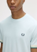 Fred Perry - T-shirt con doppia riga sul bordo manica - M2396 R30 - Tadolini Abbigliamento